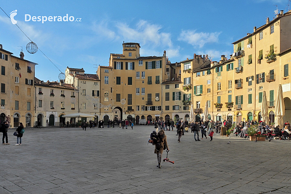 Oválné náměstí Piazza dell'Anfiteatro v Lucca (Toskánsko - Itálie)