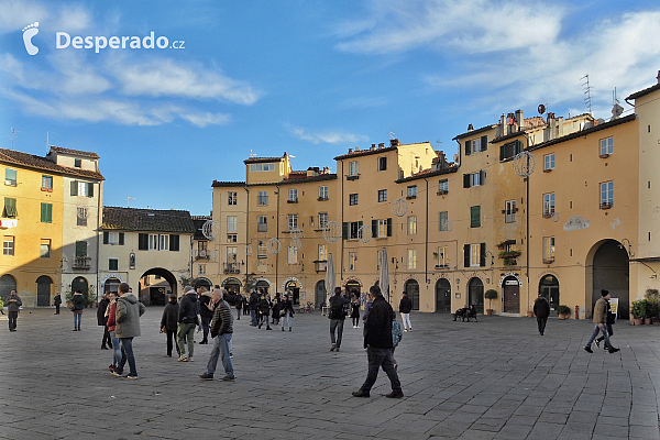 Oválné náměstí Piazza dell'Anfiteatro v Lucca (Toskánsko - Itálie)