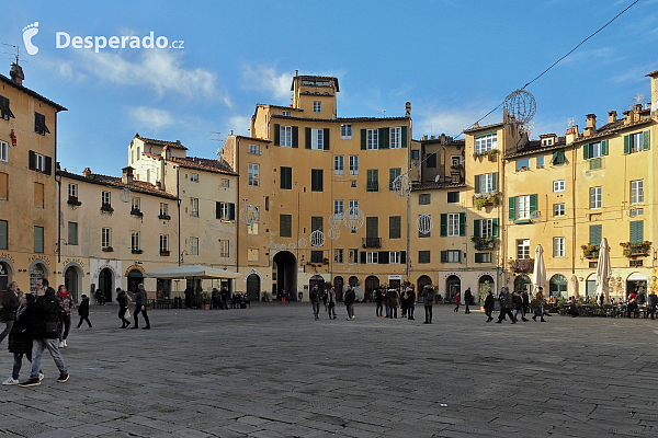 Oválné náměstí Piazza dell'Anfiteatro v Lucca (Toskánsko - Itálie)