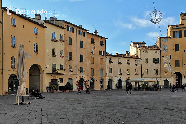 Oválné náměstí Piazza dell'Anfiteatro v Lucca (Toskánsko - Itálie)