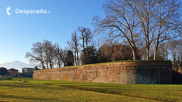 Hradby obepínají centrum staré Luccy (Toskánsko - Itálie)