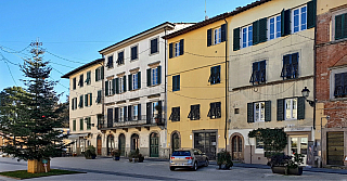 Náměstí Piazza S.Francesco v Lucca (Toskánsko - Itálie)