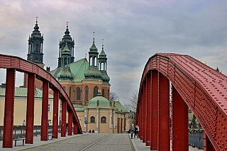 Most na Tumský ostrov s katedrálou v Poznani (Polsko)