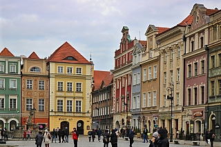 Barevné kupecké domy v okolí náměstí v Poznani (Polsko)