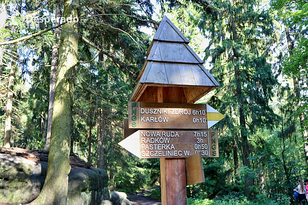 Je možné si vybrat z více turistických tras - Národní park Stolowe hory (Polsko)