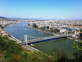 Vyhlídka z Gellértovy hory v Budapešti (Maďarsko)