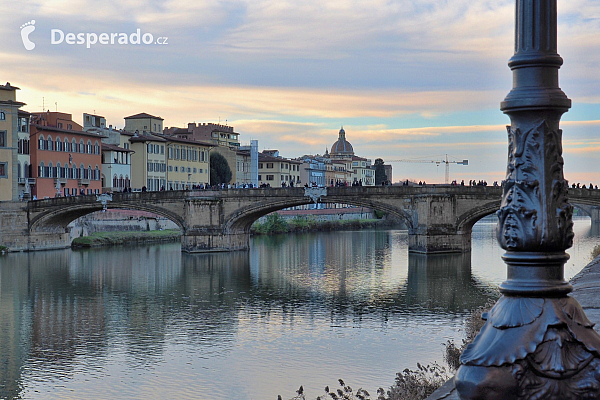 Nábřeží řeky Arno ve Florencii (Itálie)