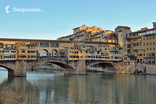 Ponte Vecchio (Most Zlatníků) ve Florencii (Itálie)