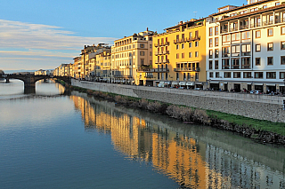 Nábřeží řeky Arno ve Florencii (Itálie)