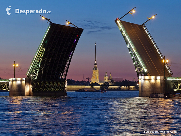 Petrohradský most a Petropavlovská pevnost v Petrohradu (Rusko)