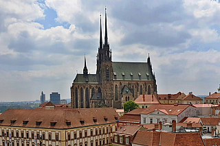 Jaké dominanty Brna vlastně znáte? Určitě je to hrad Špilberk nebo Stará radnice, případně Kapucínská krypta. Ale mohli bychom pokračovat ještě mnohem dál, nabízí se třeba katedrála svatých Petra a Pavla na proslulém vrchu Petrov. Více než osmdesát metrů vysoké věže budí velký respekt už z dálky...