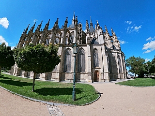 K chrámu svaté Barbory denně míří davy turistů, aby mohly obdivovat jeho krásu (Česká republika)
