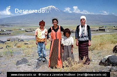 Kurdské děti pod horou Ararat (Turecko)