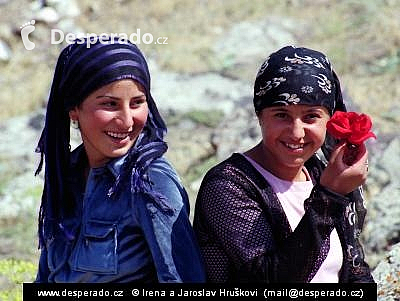 Kurdské dívky pod horou Ararat (Turecko)
