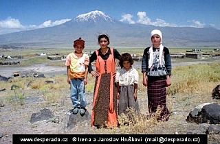 Kurdské děti pod horou Ararat (Turecko)
