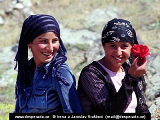 Kurdské dívky pod horou Ararat (Turecko)