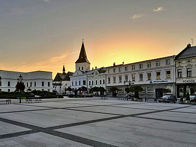 Masarykovo náměstí – měšťanské domy, zámek a kostel (Karviná - Česká republika)