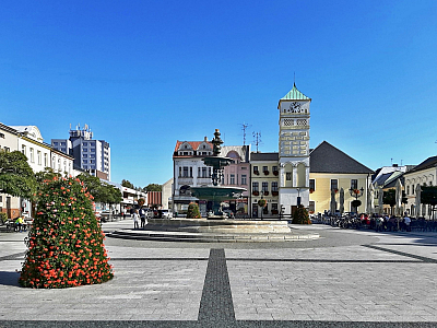 Masarykovo náměstí – kašna a radnice (Karviná - Česká republika)