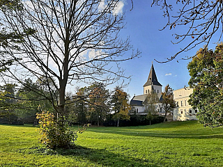 Pohled na zámek a kostel ze zámeckého parku (Karviná - Česká republika)