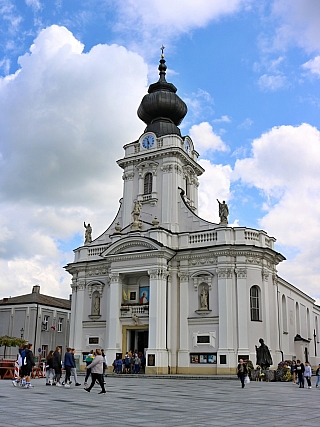 Hlavní náměstí s centrální katedrálou (Wadowice - Polsko)