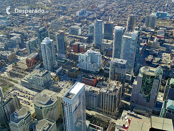 CN Tower v kanadském Torontu (Toronto - Kanada)