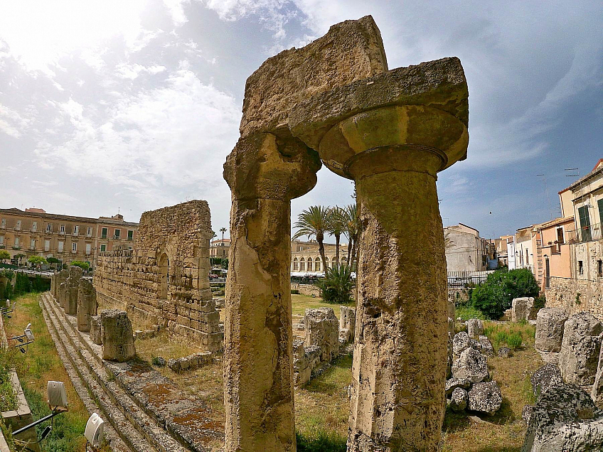 Ruiny dórského Apollonova chrámu (Tempio di Apollo) v Syrakusách (Sicílie - Itálie)