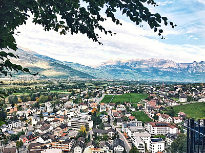 Výhled na město Vaduz a Alpy (Lichtenštejnsko)