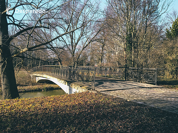 Most cez Krupský potok v parku kaštieľa Dolná Krupá (Slovensko)