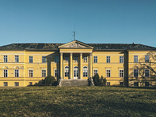 Dolná Krupá sa pýši kaštieľom s ojedinelým hudobným múzeom aj rozsiahlym anglickým parkom