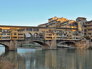 Most zlatníků přes řeku Arno a renesanční sláva Florencie (Itálie)