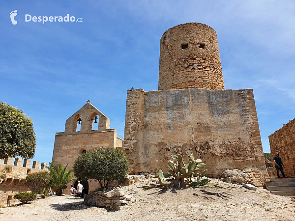 Hrad Capdepera a stejnojmenné městečko na ostrově Mallorka (Španělsko)