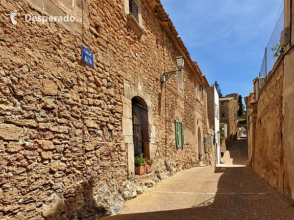 Hrad Capdepera a stejnojmenné městečko na ostrově Mallorka (Španělsko)