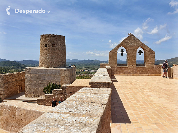 Hrad Capdepera a stejnojmenné městečko na ostrově Mallorka (Španělsko)