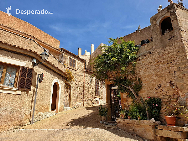 Hrad Capdepera a stejnojmenné městečko na ostrově Mallorka (Španělsko)