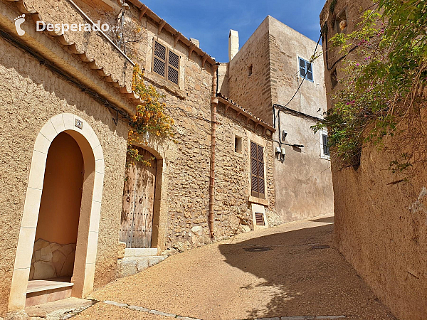 Hrad Capdepera a stejnojmenné městečko na ostrově Mallorka (Španělsko)