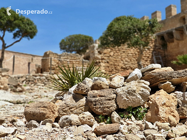 Hrad Capdepera a stejnojmenné městečko na ostrově Mallorka (Španělsko)