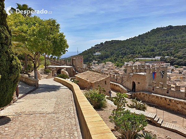 Hrad Capdepera a stejnojmenné městečko na ostrově Mallorka (Španělsko)