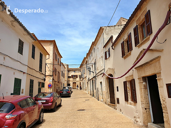 Hrad Capdepera a stejnojmenné městečko na ostrově Mallorka (Španělsko)