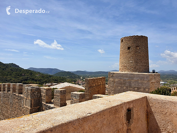 Hrad Capdepera a stejnojmenné městečko na ostrově Mallorka (Španělsko)