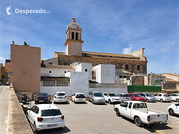 Hrad Capdepera a stejnojmenné městečko na ostrově Mallorka (Španělsko)