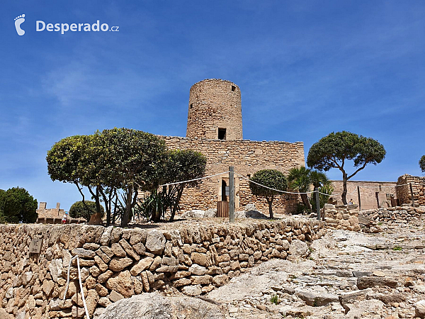 Hrad Capdepera a stejnojmenné městečko na ostrově Mallorka (Španělsko)