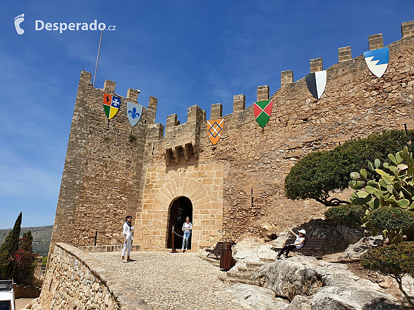 Hrad Capdepera a stejnojmenné městečko na ostrově Mallorka (Španělsko)