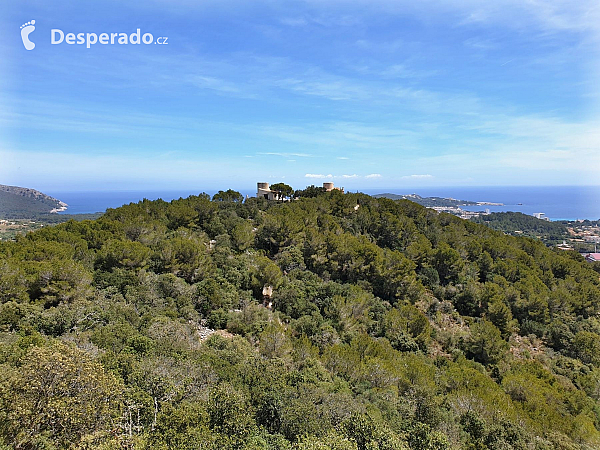 Hrad Capdepera a stejnojmenné městečko na ostrově Mallorka (Španělsko)