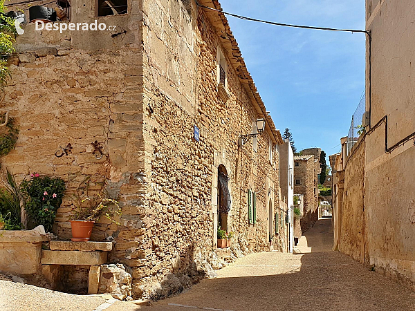 Hrad Capdepera a stejnojmenné městečko na ostrově Mallorka (Španělsko)