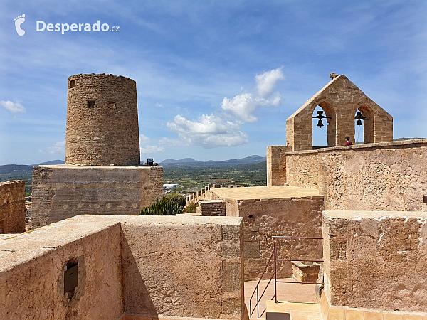 Hrad Capdepera a stejnojmenné městečko na ostrově Mallorka (Španělsko)