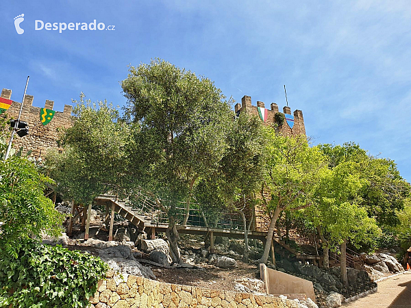 Hrad Capdepera a stejnojmenné městečko na ostrově Mallorka (Španělsko)