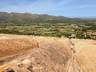 Hrad Capdepera a stejnojmenné městečko na ostrově Mallorka (Španělsko)