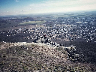 Skalné bralá a výhľad do krajiny z Pyramídy (Slovensko)
