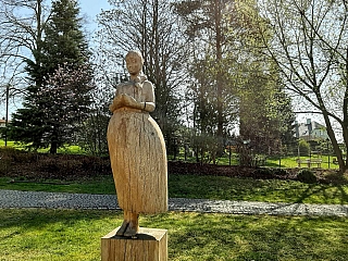 Dřevěná socha v zámeckém parku (Zámek Stará ves na Ondřejnicí - Česká republika)