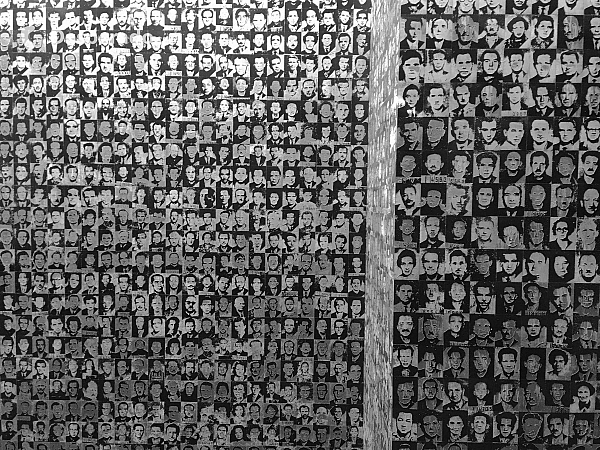 Stena s portrétmi obetí minulých režimov (Budapešť - Maďarsko)